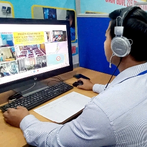 Kết nối tuyển dụng online với người lao động có nhu cầu tìm kiếm việc làm. Ảnh: Thu Hằng.