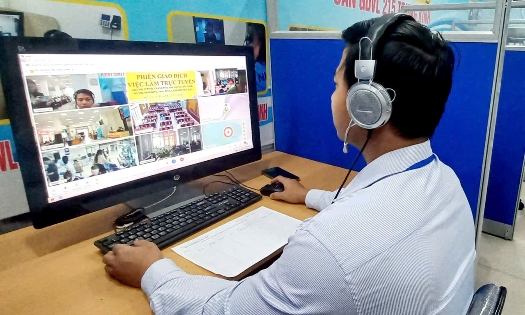 Kết nối tuyển dụng online với người lao động có nhu cầu tìm kiếm việc làm. Ảnh: Thu Hằng.