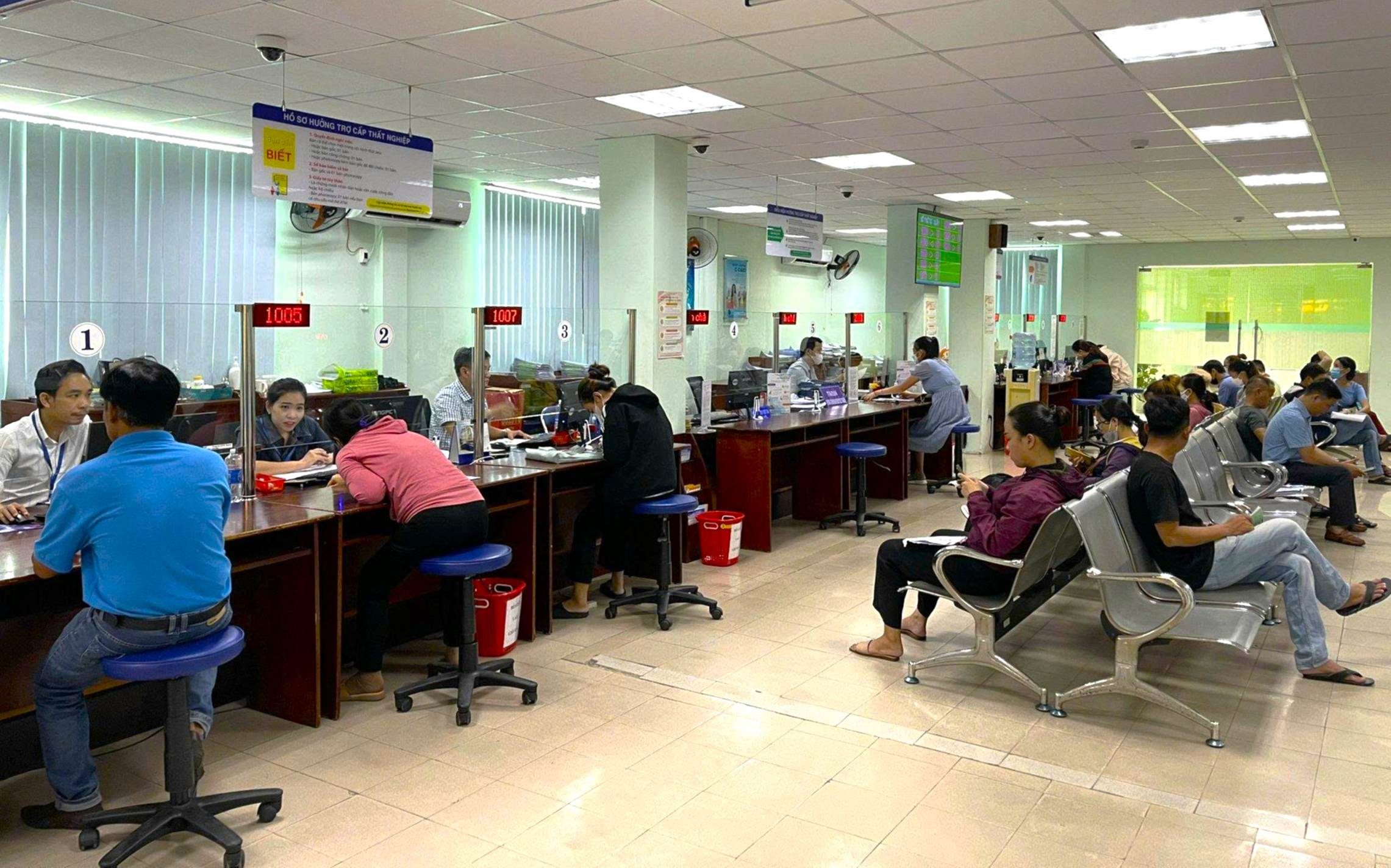 Tiếp nhận hồ sơ tại Trung tâm Dịch vụ việc làm thành phố Đà Nẵng. 