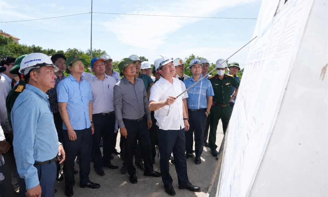 Dự án mở rộng cao tốc Cam Lộ - La Sơn chậm tiến độ