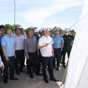 Thứ trưởng Bộ Xây dựng Nguyễn Tường Văn cùng đoàn công tác kiểm tra Dự án mở rộng cao tốc Bắc - Nam đoạn Cam Lộ - La Sơn