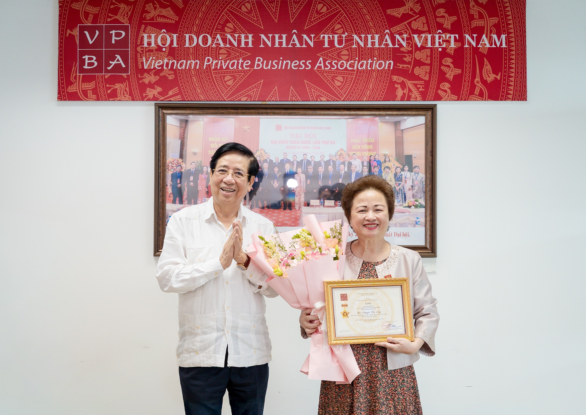 PGS.TS Nguyễn Trọng Điều, Chủ tịch Hội Doanh nhân Tư nhân Việt Nam, trao kỷ niệm chương cho bà Nguyễn Thị Nga. Ảnh: VPBA.