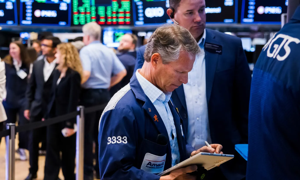 Dow Jones cao chưa từng thấy, giá dầu “bốc hơi” gần 6%