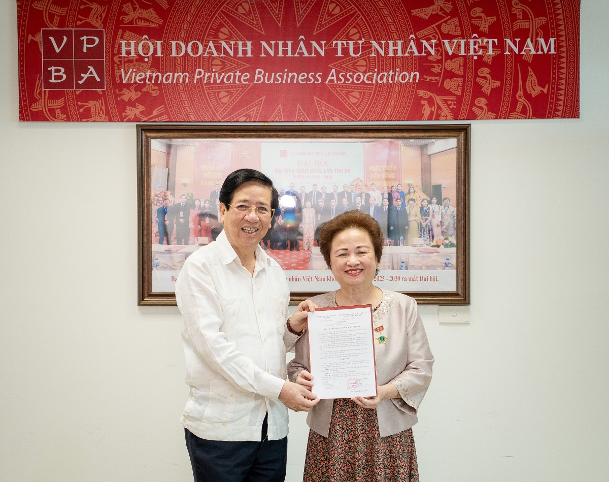 Bà Nguyễn Thị Nga nhận quyết định đảm nhiệm cương vị Quyền Chủ tịch Hội Doanh nhân Tư nhân Việt Nam.&nbsp;Ảnh:&nbsp;VPBA.