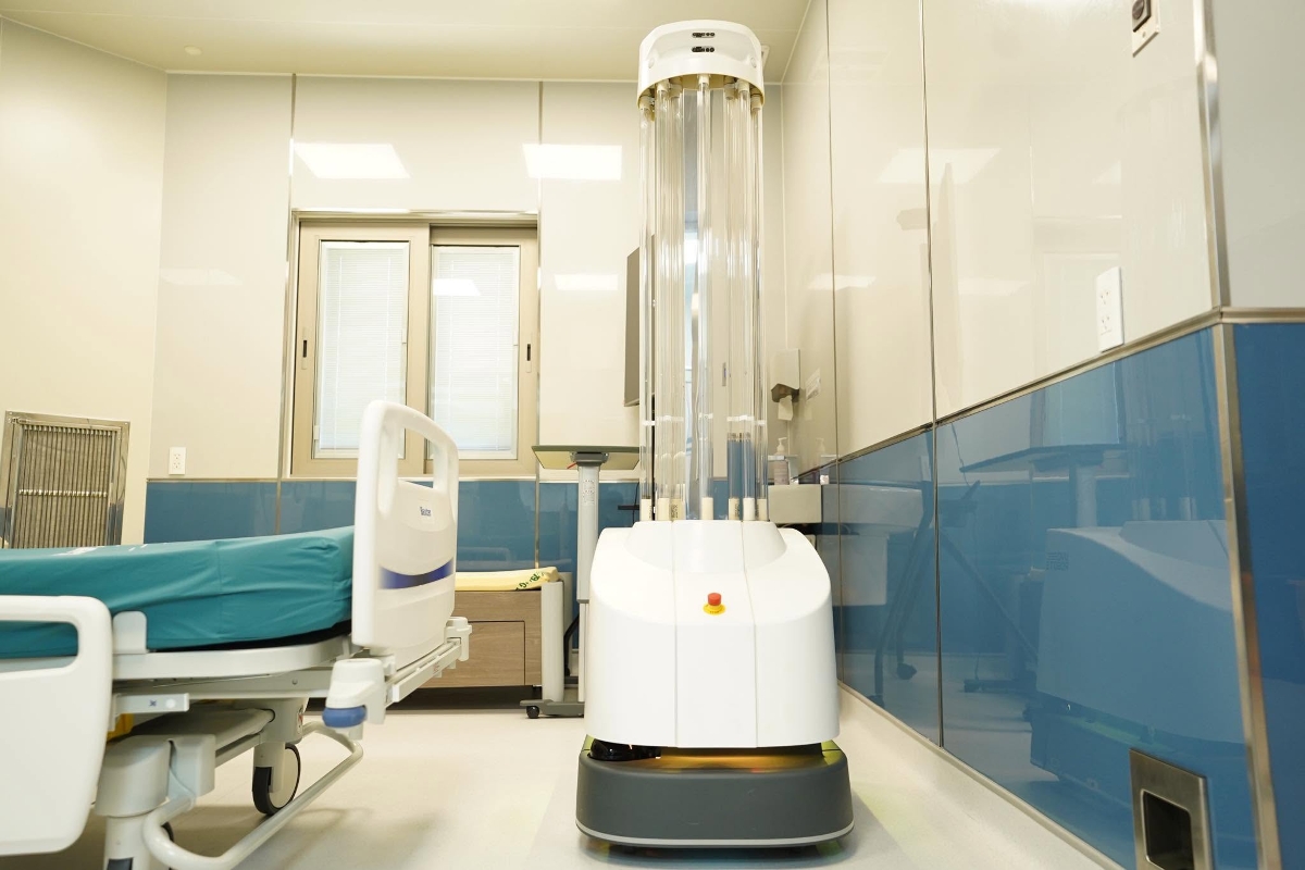 Bệnh viện Chợ Rẫy cũng đã&nbsp;đưa vào hoạt động 2 robot khử khuẩn công nghệ mới bằng tia cực tím (UV).