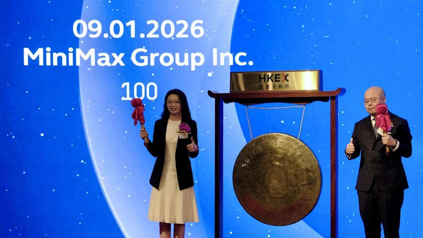 Ông Yan Junjie (bên phải), CEO startup AI MiniMax có trụ sở tại Thượng Hải, cùng đồng sáng lập Yun Yeyi tham dự lễ niêm yết của công ty trên Sở Giao dịch Chứng khoán Hồng Kông. Ảnh: AFP/Tommy Wang