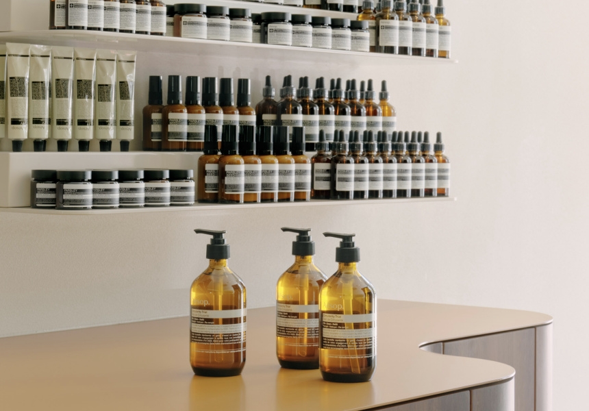 Aesop - thuộc sở hữu của L'Oréal - trong tương lai sẽ ra mắt túi refill làm từ vật liệu đơn (mono-material) được tối ưu cho tái chế.