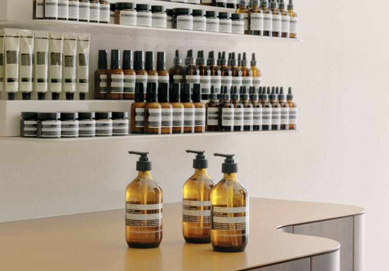 Aesop - thuộc sở hữu của L'Oréal - trong tương lai sẽ ra mắt túi refill làm từ vật liệu đơn (mono-material) được tối ưu cho tái chế.
