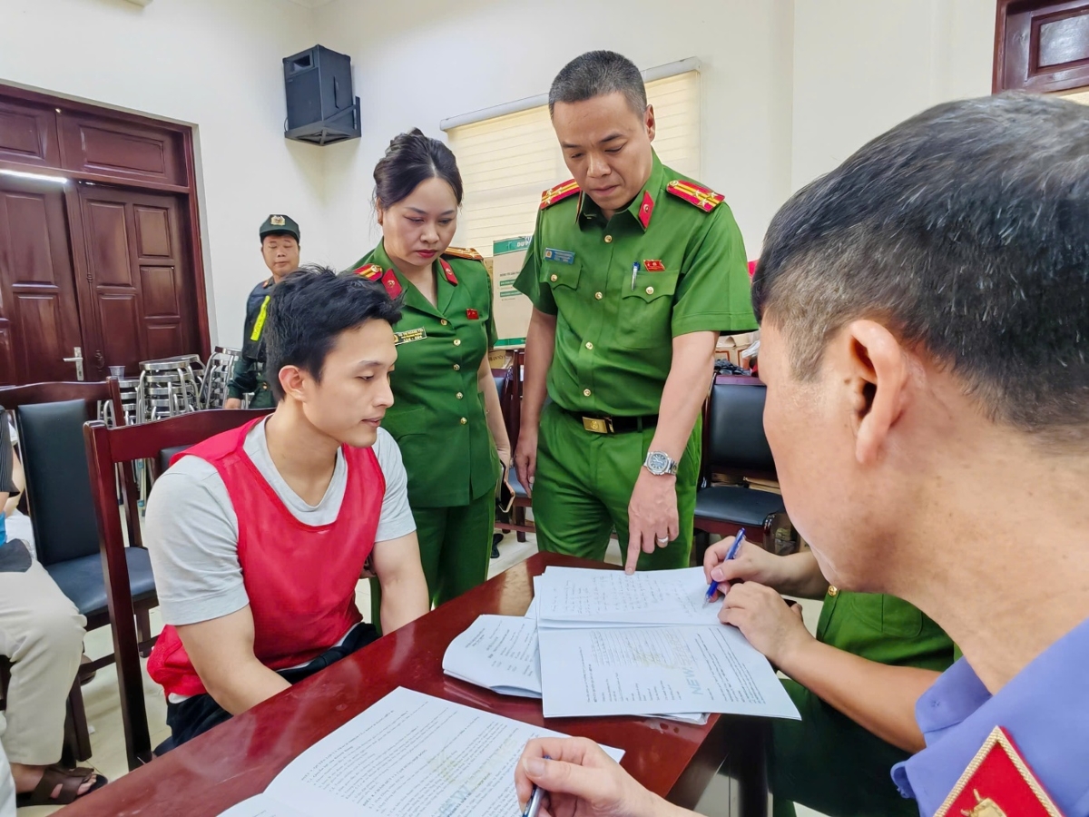 Cơ quan điều tra làm việc với các đối tượng.&nbsp;Ảnh: Cổng thông tin điện tử Công an TP. Hà Nội.