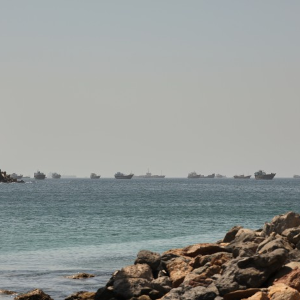 Các tàu chở dầu và tàu hàng tại vịnh Oman hôm thứ Ba (16/6) - Ảnh: AP