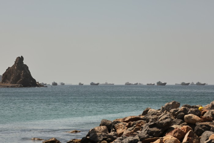 Các tàu chở dầu và tàu hàng tại vịnh Oman hôm thứ Ba (16/6) - Ảnh: AP