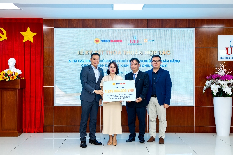 Ông Lê Thanh Quý Ngọc - Quyền Tổng giám đốc Vietbank (bìa phải) trao bảng tài trợ Phòng mô phỏng thực hành nghiệp vụ ngân hàng cho TS. Hà Thị Thủy - Trưởng khoa Tài chính - Kế toán UEF. Ảnh: Vietbank.