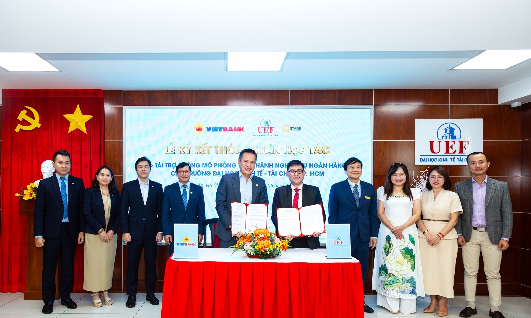 Vietbank tài trợ phòng thực hành mô phỏng nghiệp vụ ngân hàng cho UEF