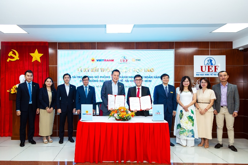 Ông Lê Thanh Quý Ngọc - Quyền Tổng giám đốc Vietbank và Tiến sĩ Nhan Cẩm Trí - Phó Hiệu trưởng trong nghi thức ký kết hợp tác giữa Vietbank và UEF. Ảnh: Vietbank.