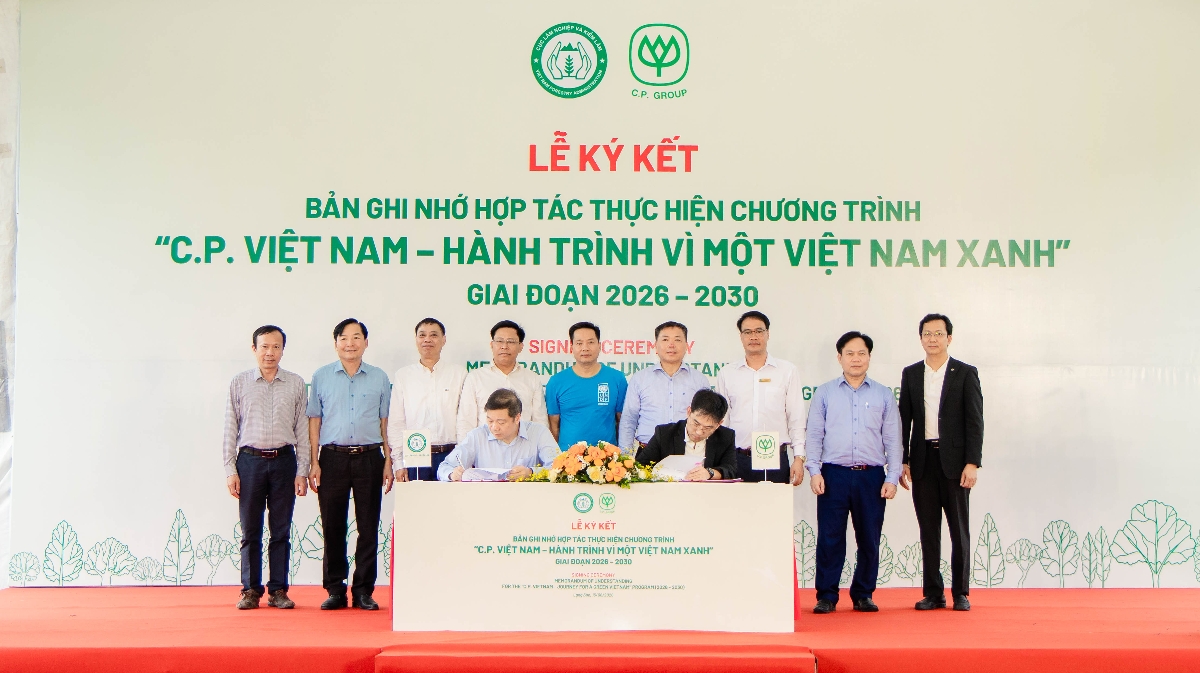 Đại diện Cục Lâm nghiệp và Kiểm lâm và C.P. Việt Nam ký kết Bản ghi nhớ hợp tác giai đoạn 2026 - 2030. Ảnh: C.P. Việt Nam.