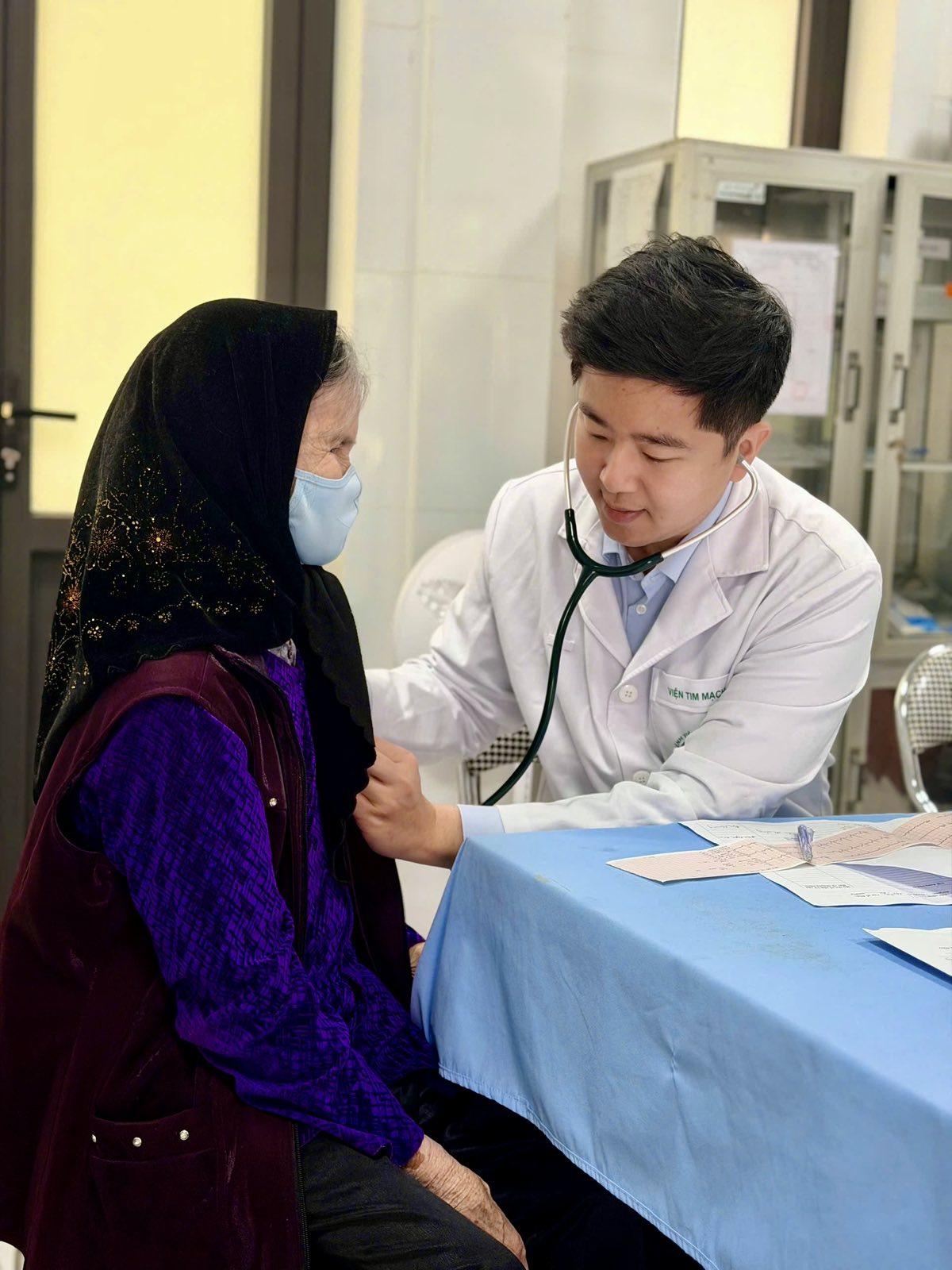 Bác sĩ Đỗ Doãn Bách thăm khám cho bệnh nhân. Ảnh: Minh Phương.