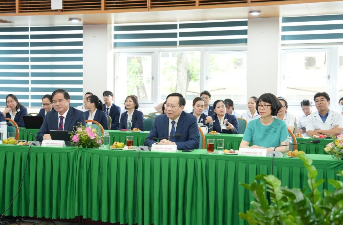 PGS.TS. Đào Xuân Cơ, Bí thư Đảng ủy, Giám đốc Bệnh viện Bạch Mai; đồng chí Lê Đức Luận, Thứ trưởng Bộ Y tế; đồng chí Phạm Thị Minh Châu, Phó Vụ trưởng Vụ Hợp tác Quốc tế, Bộ Y tế tại chương trình. Ảnh: Bệnh viện Bạch Mai