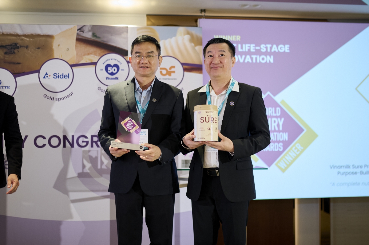 Ông Nguyễn Quang Trí – Giám đốc Điều hành Marketing Vinamilk cùng ông Đỗ Thanh Tuấn – Giám đốc Đối Ngoại Vinamilk nhận vinh danh tại Giải thưởng Đổi mới sáng tạo ngành Sữa toàn cầu 2026, Barcelona – Tây Ban Nha. Ảnh: Xavier.