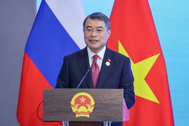 Thủ tướng phát biểu tại cuộc gặp gỡ cán bộ, nhân viên các cơ quan đại diện và cộng đồng người Việt Nam tại Liên bang Nga - Ảnh: VGP