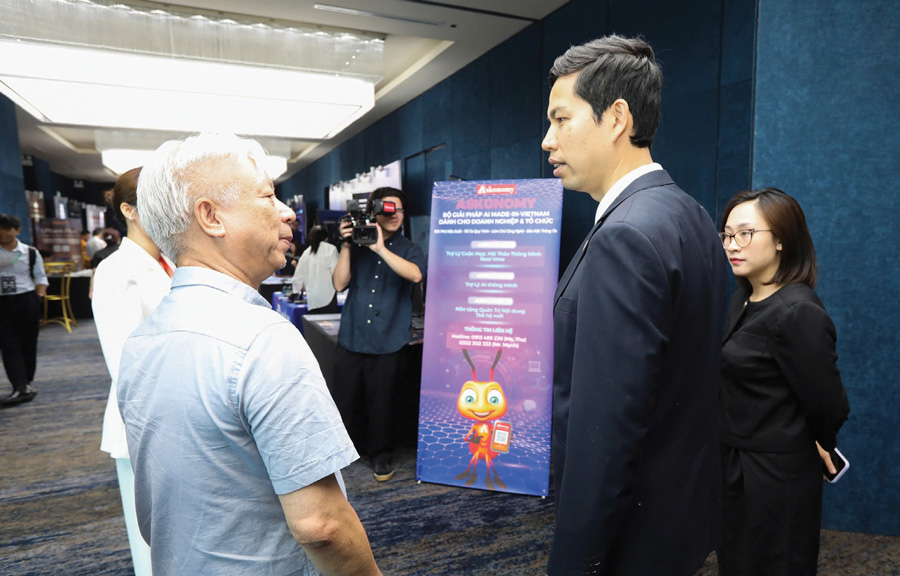 Mr. Dao Quang Binh (L), General Director, and Managing Editor of Vietnam Economic Times /VnEconomy, is sharing with Mr. Le Hong Quang, General Director of the MISA Group, about&nbsp;&nbsp;the made-in-Vietnam AI-powered solution Askonomy.- (Photo: Viet Dung)