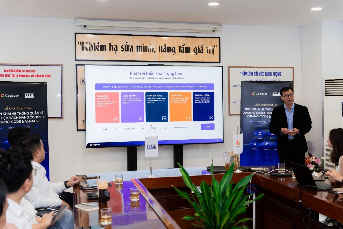 Ông Nguyễn Ngọc Chủ - Giám đốc Kinh doanh Cogover trình bày phạm vi triển khai. Ảnh: Hà Thành Auto.