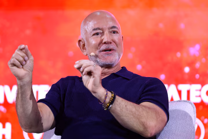 CEO Amazon Jeff Bezos thẳng thắn phản bác quan điểm cho rằng AI sẽ khiến con người trở nên dư thừa trong nền kinh tế.