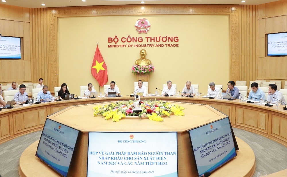 Thứ trưởng Bộ Công Thương Nguyễn Hoàng Long chủ trì cuộc họp. Ảnh: MOIT.