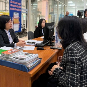 Người lao động được tư vấn về quyền lợi khi hưởng chính sách liên quan đến bảo hiểm thất nghiệp. Ảnh: Nhật Dương.