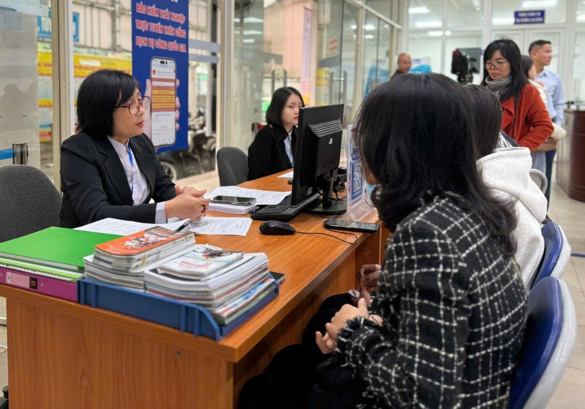 Người lao động được tư vấn về quyền lợi khi hưởng chính sách liên quan đến bảo hiểm thất nghiệp. Ảnh: Nhật Dương.