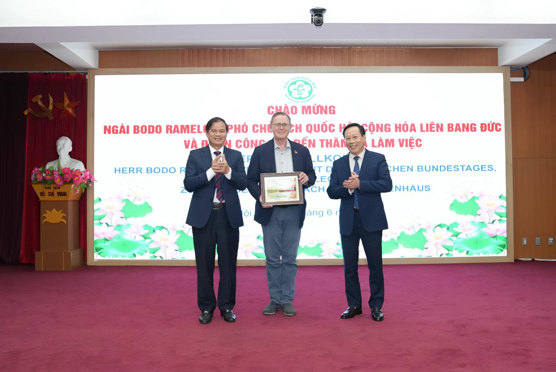 Đồng chí Lê Đức Luận, Thứ trưởng Bộ Y tế, PGS.TS. Đào Xuân Cơ, Bí thư Đảng ủy, Giám đốc Bệnh viện Bạch Mai tặng quà kỷ niệm Ngài Bodo Ramelow. Ảnh: Bệnh viện Bạch Mai