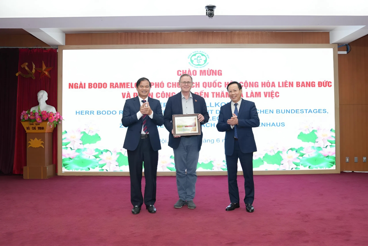 Đồng chí Lê Đức Luận, Thứ trưởng Bộ Y tế, PGS.TS. Đào Xuân Cơ, Bí thư Đảng ủy, Giám đốc Bệnh viện Bạch Mai tặng quà kỷ niệm Ngài Bodo Ramelow. Ảnh: Bệnh viện Bạch Mai
