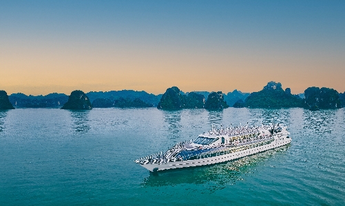 Khám phá Hạ Long trong ngày bằng du thuyền