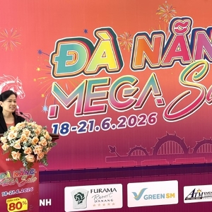Bà Đỗ Thị Quỳnh Trâm, Phó Giám đốc Sở Công Thương Đà Nẵng, phát biểu khai mạc Ngày hội Đà Nẵng Mega Sale 2026. Ảnh Ngô Anh Văn.