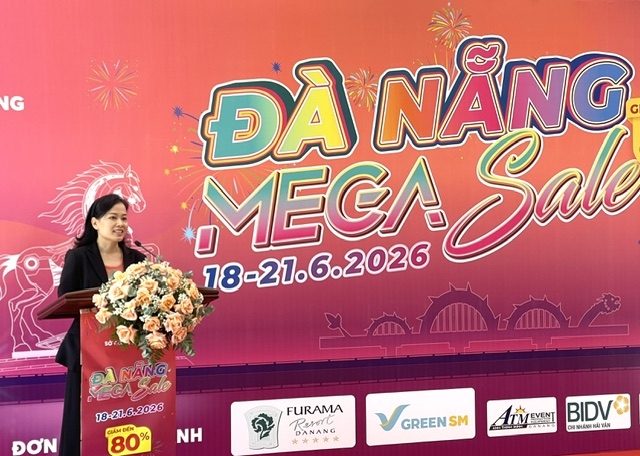 Bà Đỗ Thị Quỳnh Trâm, Phó Giám đốc Sở Công Thương Đà Nẵng, phát biểu khai mạc Ngày hội Đà Nẵng Mega Sale 2026. Ảnh Ngô Anh Văn.