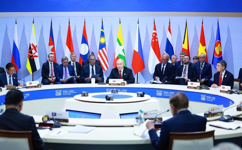 Tổng thống Liên bang Nga Vladimir Putin chủ trì Phiên toàn thể Hội nghị Cấp cao Kỷ niệm 35 năm quan hệ ASEAN - Nga - Ảnh: VGP