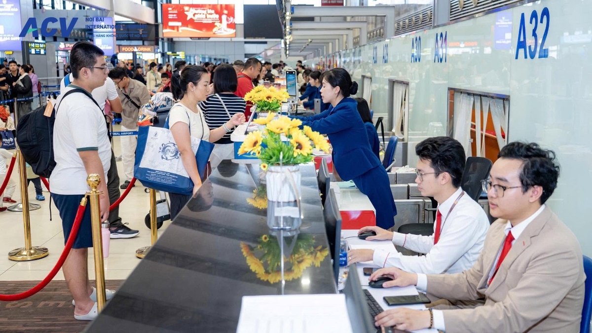 Giá vé máy bay tại nhiều đường bay du lịch trọng điểm đã giảm đáng kể so với thời điểm tháng 3 - 4.