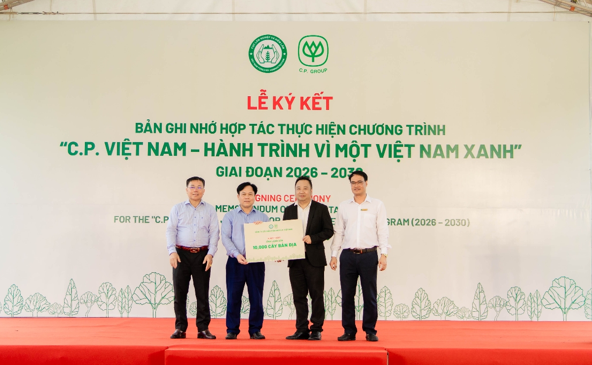 C.P. Việt Nam trao tặng 10.000 cây giống lâm nghiệp chịu hạn, giữ đất cho đại diện Sở Nông nghiệp & Môi trường tỉnh Lạng Sơn tại lễ phát động. Ảnh: C.P. Việt Nam.