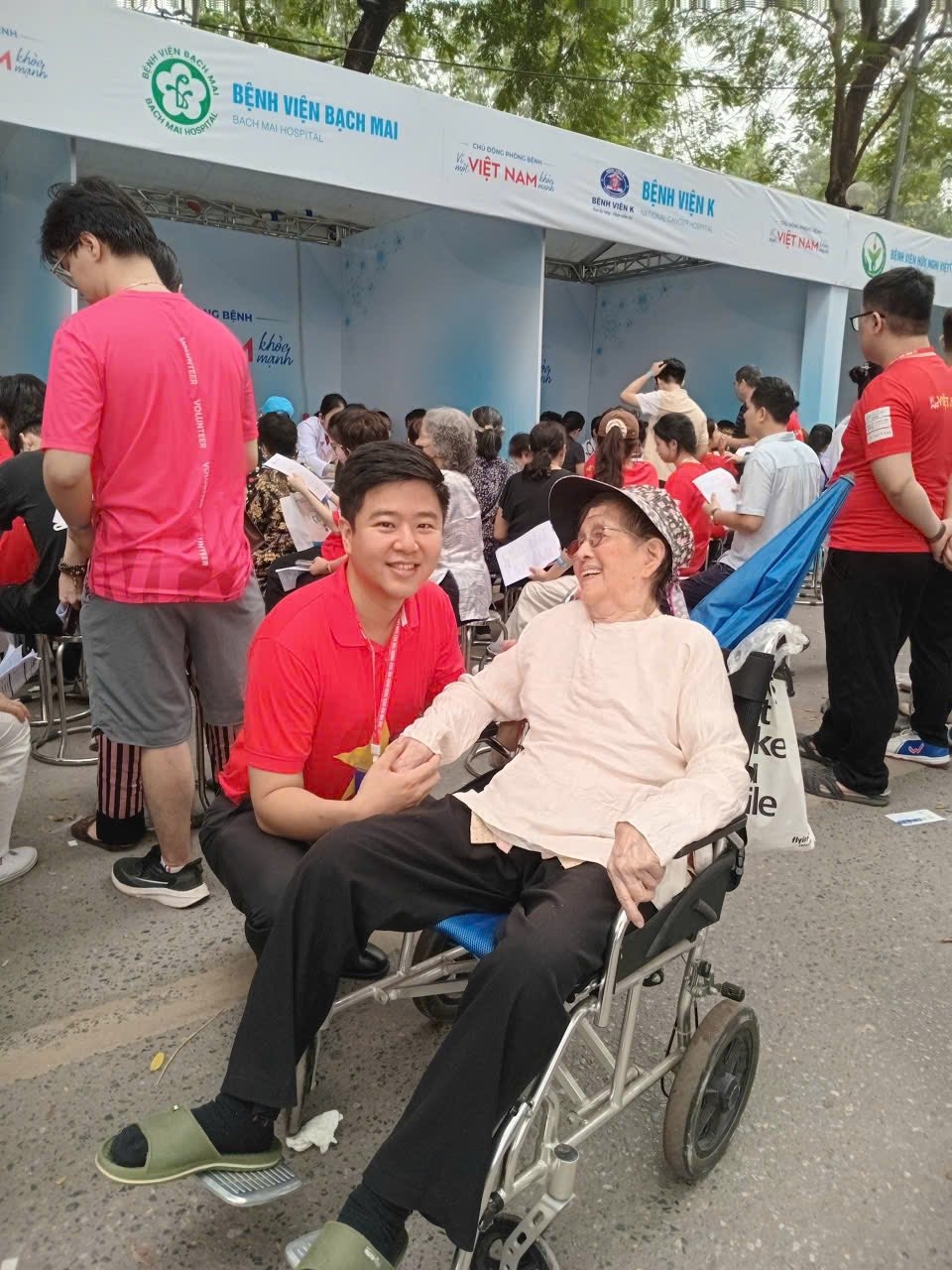 Bác sĩ Đỗ Doãn Bách lấy niềm vui của người bệnh là niềm vui của chính mình.&nbsp;Ảnh:&nbsp;Minh Phương.