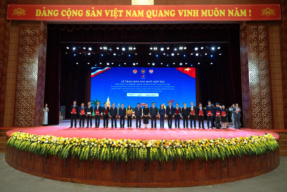 Các đại biểu trao đổi văn kiện hợp tác đầu tư. Ảnh: Amata Việt Nam.