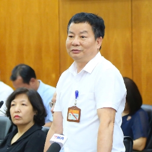 Ông Nguyễn Hữu Thành, Phó Vụ trưởng Vụ Chính quyền địa phương thông tin về tiến độ sắp xếp thôn, tổ dân phố. Ảnh: Tống Giáp.