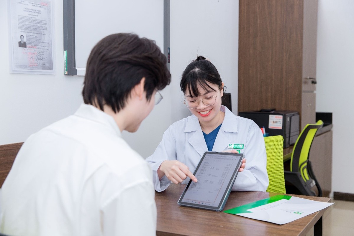 Bệnh viện Đa khoa Quốc tế Thu Cúc triển khai ký số linh hoạt qua VNeID và căn cước công dân gắn chip, giúp người bệnh xác nhận hồ sơ nhanh chóng tại quầy. Ảnh: CMC Cyber Security.