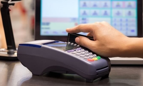 Cảnh giác dịch vụ “đảo thẻ tín dụng”, rút tiền trái quy định qua máy POS