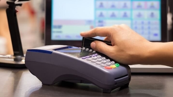 Cảnh giác dịch vụ “đảo thẻ tín dụng”, rút tiền trái quy định qua máy POS