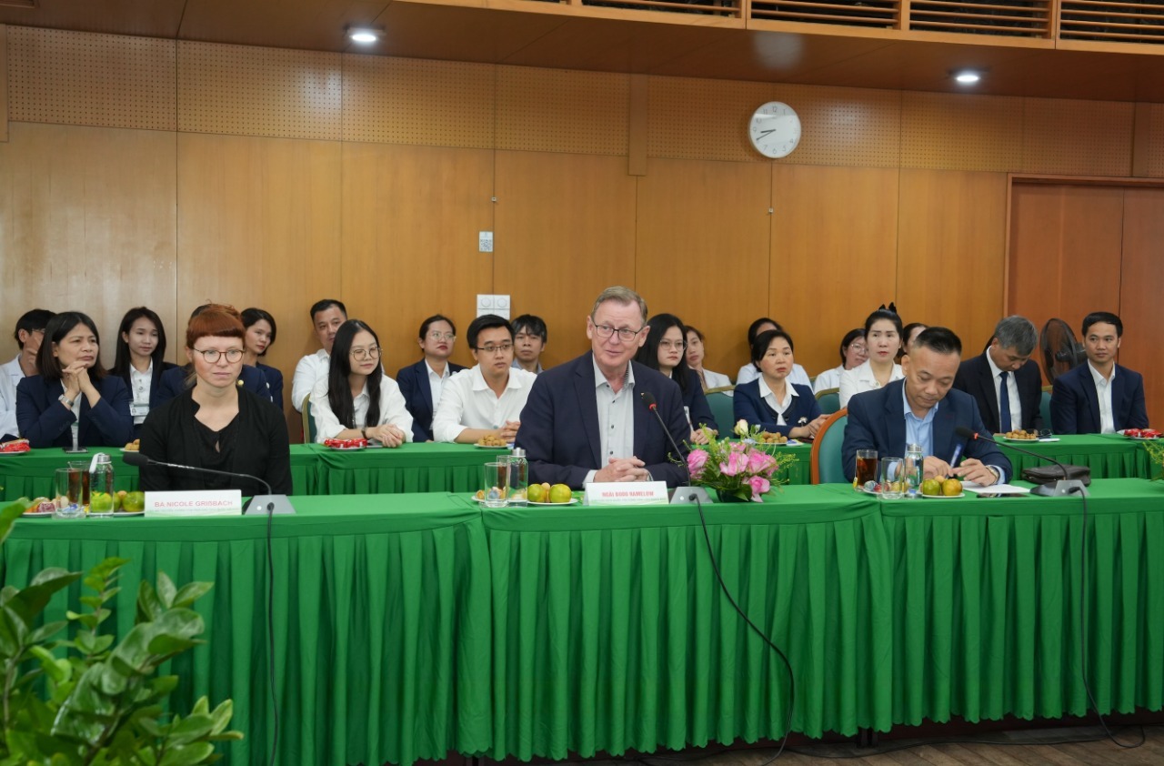 Ngài Bodo Ramelow, Phó Chủ tịch Quốc hội Cộng hòa Liên bang Đức, tại buổi làm việc. Ảnh: Bệnh viện Bạch Mai