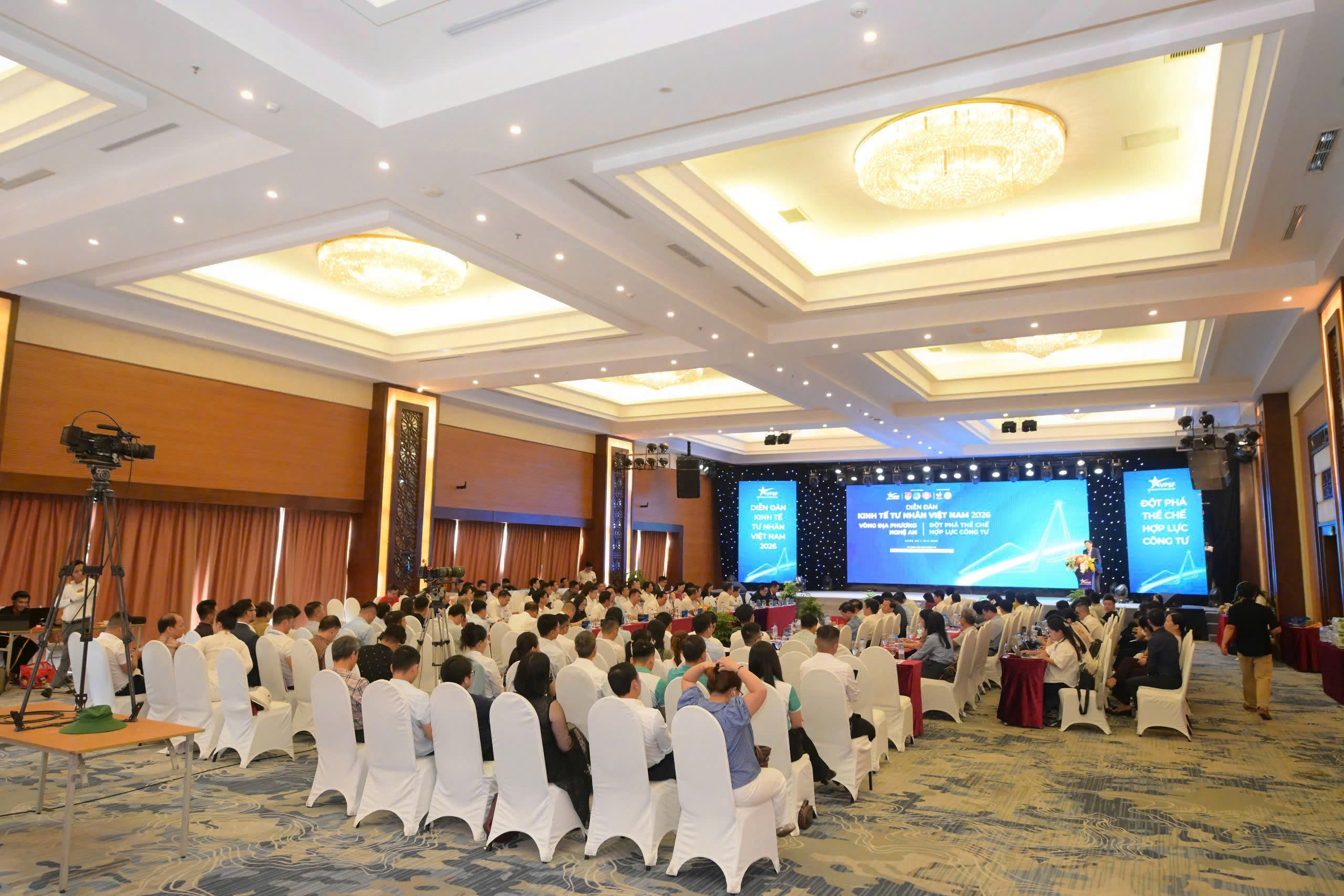 Toàn cảnh diễn đàn.