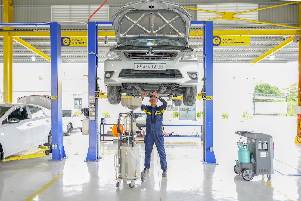 Theo vị chuyên gia, về cơ bản đội ngũ kỹ thuật viên tại các garage hiện nay đều có kiến thức và tay nghề nhất định. Tuy nhiên, giữa garage dịch vụ chính hãng và garage bên ngoài vẫn tồn tại những khác biệt đáng kể. Ảnh minh hoạ: Tasco.