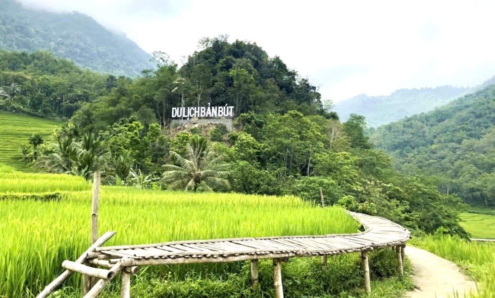 Bản Bút (xã Nam Xuân) nằm yên bình giữa thung lũng rộng lớn, được bao bọc bởi những cánh rừng nguyên sinh xanh ngút ngàn của miền tây Thanh Hóa.