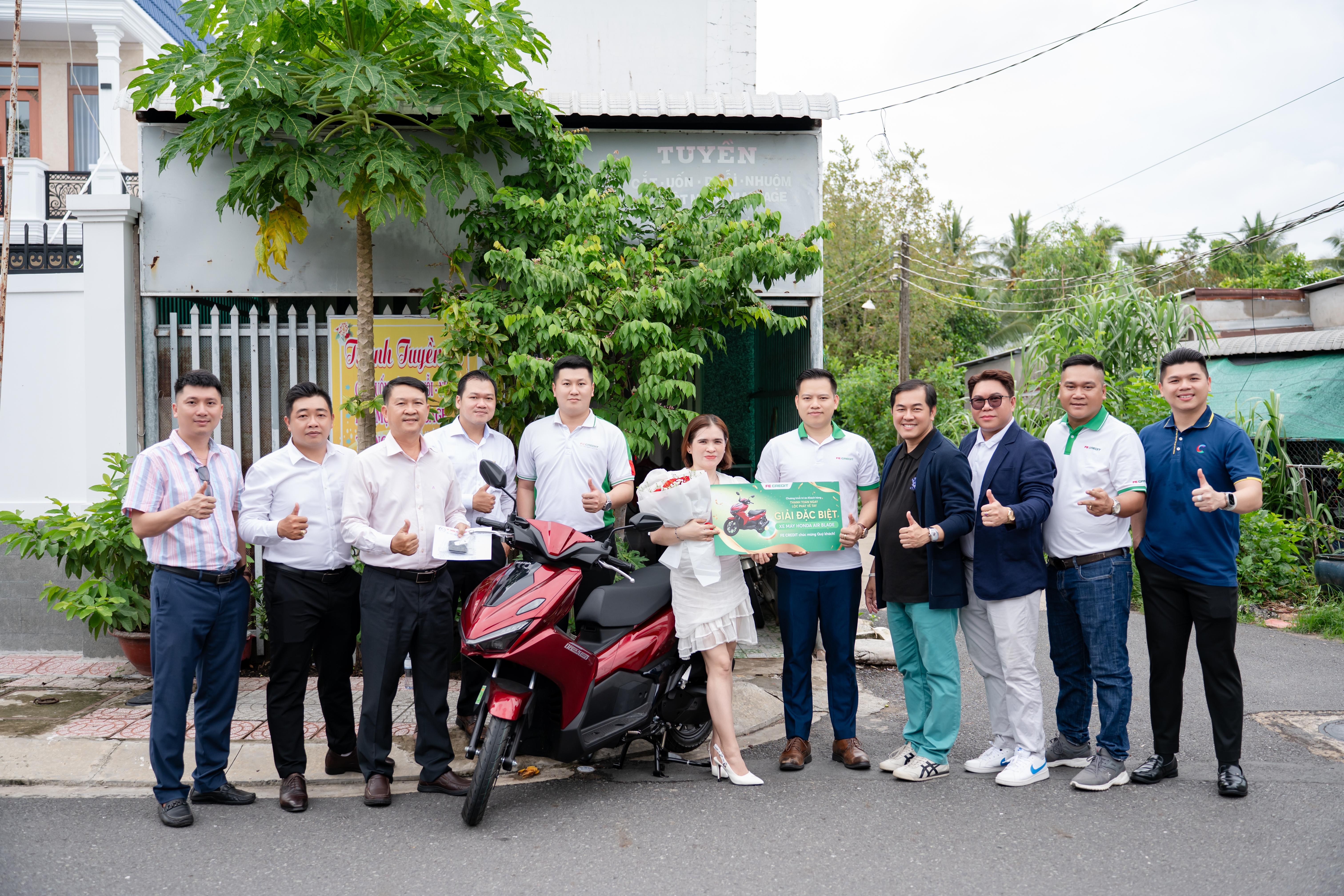 Đại diện FE CREDIT trao xe máy đến chị Bích Tuyền. Ảnh: FE CREDIT.