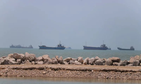 Tàu thuyền bắt đầu lưu thông trở lại qua eo biển Hormuz