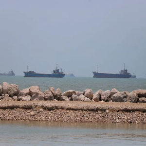 Tàu thuyền tại eo biển Hormuz, nhìn từ Musandam, Oman, ngày 18/6/2026 - Ảnh: Reuters